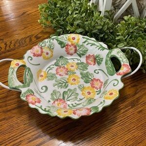 TEMPTATIONS BY TARA PRETTY RAISED FLORAL SM. BAKING DISH W/ WIRE & RATTAN HOLDER